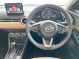 【運転席インテリアデザイン】左右対称のインテリアデザインでドライバーを包み込み運転に集中できるように設計されています。