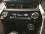 【左右独立型フルオートエアコン】運転席と助手席でそれぞれお好みの温度に設定可能。同乗者にも配慮した、快適な空調をお届け致します。