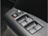 ビルトインテーブル(ドリンクホルダー付)●チタン調インテリアパネル●照明付ドリンクホルダー(運転席側/助手席側)●チタン調ATセレクトレバー●シルバー塗装インナードアハンドル(フロント)