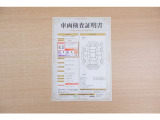 【車両検査証明書】店頭にて、クルマの状態が一目で分かる査証明書を公開中。トヨタ認定検査員が厳しく検査し、状態を点数と図解で表示しています。修復歴はもちろん、傷やヘコミの箇所や程度がご確認いただけます。