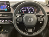 【ハンドル】運転にかかわる様々な操作を安全に行えるように視点移動が少なく操作性に配慮されたスイッチ類が凝縮されたコックピットです。