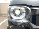 【LEDヘッドライト】悪天候や夜間走行時も良好な視界を確保し安心して運転できる高輝度LEDヘッドライトを装備!点灯速度が早く、消費電力も抑えられています。