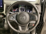 ハンドルにHondaセンシング系のクルーズコントロールやレーンキープアシストなどのスイッチと、オーディオの操作スイッチが装備されています。ハンドルから手を離さず安全に操作できます。
