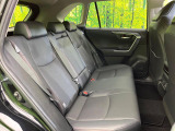 後部座席も気になるようなキズ・汚れやへたり等、大きなダメージはなく、良好な状態です。