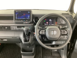 【ハンドル】運転にかかわる様々な操作を安全に行えるように視点移動が少なく操作性に配慮されたスイッチ類が凝縮されたコックピットです。