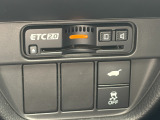有料道路をキャッシュレスで通行できるETC車載器付きです。運転席足元に設置されています。ETCセットアップ費用は含まれておりません。別途必要となります。