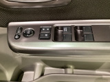 ハンドルの右側に電動格納付きパワーミラーの操作スイッチがついています。左右のサイドミラーの角度調節も微調整ができて便利です。パワーウインドウは運転席でドア4枚とも上下の操作ができるようになっています。