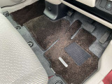 純正フロアカーペット付きです。社外品とは違い、マットのズレも少なく安全に運転できます。