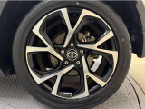 「トヨタ純正アルミホイール」を装着!純正なので車のデザインともマッチしています。高級感やスポーティーさを際立たせてくれます。