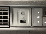 エアコン操作パネルの左側に、スマートフォンなどの充電可能なUSB端子と、音源などの外部入力の可能なUSB端子がついています。移動中に充電もできるので便利です。