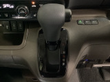 CVT車のセレクトレバーです。低速から高速まで、変速ショックのないスムーズな走りを実現するとともに、エンジン効率のよい領域を維持することで燃費にも貢献します。