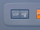 【パワーバックドア】スマートキーや運転席のボタンを押すだけでリアゲートが自動で開閉します!荷物を持っている時や、高い位置にあるバックドアを閉める際に便利な機能です♪