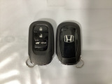 スマートキーを装備しています。鍵を差し込むことなくドアロックの開け閉めと、スタートボタン操作でのエンジンスタートができます。ボタン操作でトランクが開けられる電動テールゲートのボタンもついています。