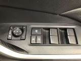 パワーウィンドのスイッチです。運転席に座りながら、助手席や後席の窓を開け閉めできるので大変便利ですよ。