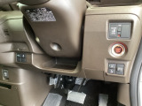 便利な電動スライドドア、横滑りを防ぐVSAなどのスイッチは、運転席の右側、手の届きやすい位置にあります。
