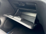 上の段には車検証入れの収納もでき、たくさんのものが収納出来るグローブボックスです。