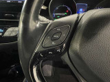 【ステアリングスイッチ】運転中に視線を前に向けたまま画面の操作できます。
