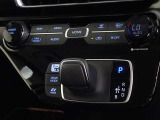 電気式スイッチ採用のエレクトロシフトマチックのシフトレバーです、軽い操作でシフトチェンジができます。