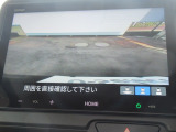【リアカメラ】リバースに入れるだけで後方の映像が映ります。安全確認や、狭い駐車場での車庫入れ、雨の日や夜間など視界の悪い時に便利です。安全にバックする為には欠かせない装備です。