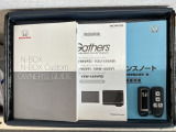 スマートキーは鍵をバッグに入れたままでもドアロックの開閉やエンジンのON・OFFができます。夜間や雨の日も鍵を探さなくて良いので便利です。