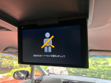 【後席モニター】家族や友人とお出かけする機会が多い方に大人気の後席モニターを装備!見やすい位置に画面がありテレビやDVDの視聴も快適!友達もお子様も、後席にしか乗らなくなるかも??