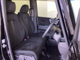 フロントシートはベンチシートです。ベンチシ―トは運転席と助手席の移動もスムーズ。狭い駐車場での乗り降りに便利です。