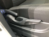 運転席シート座面は上下アジャスター付きです。お好みの位置に調整可能です。