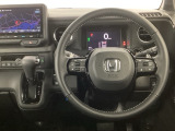 【ハンドル】運転にかかわる様々な操作を安全に行えるように視点移動が少なく操作性に配慮されたスイッチ類が凝縮されたコックピットです。
