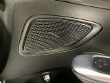 メルセデスのシートは少し硬めになっております。長時間の運転の際、適度な反発があることでお尻や腰の負担を減らす効果が御座います。