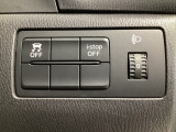 運転席脇のクラスタースイッチ部分にはアイドリングストップOFF、DSC(横滑り防止装置)OFF、ヘッドライトレベライザーを装備。