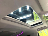 【サンルーフ】開放感たっぷりの希少装備、サンルーフが装着されています!車内に明かりを取り入れたり景色を楽しむ以外にも、車内の空気も簡単に換気できて快適です!