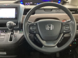 【ハンドル】運転にかかわる様々な操作を安全に行えるように視点移動が少なく操作性に配慮されたスイッチ類が凝縮されたコックピットです。
