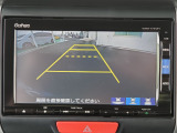 目安となるガイドライン付きのバックカメラを装備しているので、慣れない場所での車庫入れも安心です。