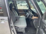 運転席にはアームレスト装備です