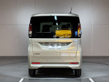 前・後方に車両や壁などの障害物がある場合、クルマが誤操作を察知して、衝突を未然に防ぎます。