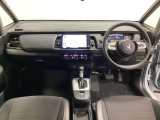 車内は光触媒抗菌消臭施工済です。スタイリッシュなデザインでスポーティなインパネ周りを演出します。グローブボックスやカップホルダーのほかにトレーなどたくさんの収納スペースが付いています。