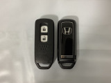 スマートキーを装備しています。鍵を差し込むことなくドアロックの開け閉めと、スタートボタン操作でのエンジンスタートができます。スペアキーも同じものを用意しております。