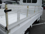 荷台アオリには欄干が装着されています。