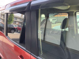 プライバシーガラスが搭載されておりますので、車内のプライバシーを保護してくれます。