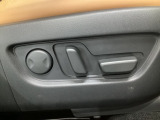 運転席にはパワーシートを装備!シート位置を記憶するメモリー機能付きなのでご夫婦で2名分セットすると便利です♪