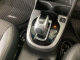 オートマチックシフトレバーは、手になじみ操作しやすい形状で安全運転にもつながります♪