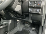 駐車ブレーキは手動式です