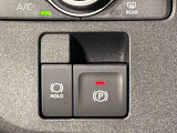 指先だけで簡単に操作が可能な電動パーキングブレーキを採用。「HOLD」スイッチを押すと、渋滞や信号待ちなどでブレーキペダルから足を離しても、ブレーキを保持するので安心です