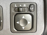【電動格納ミラー】サイドミラーは電動格納式となっており、狭い駐車場でもキズがつくリスクを抑えられます。