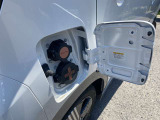 【充電ポート】充電を行う時、充電ケーブルを接続する場所です.リットの開け方は、扉の後ろ側を押して頂くと、写真のように開きます.上の小さい方が普通充電ポート・下の大きい方が、急速充電ポートになってます.