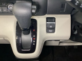 CVT車のセレクトレバーです。低速から高速まで、変速ショックのないスムーズな走りと、エンジン効率のよい領域を維持して燃費にも貢献します。サイドブレーキはスイッチ操作の電子制御パーキングブレーキです。