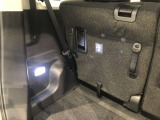 トランクにもランプがついてます。夜間や地下駐車場などで便利です。