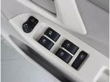 運転席ドアにはパワーウィンドウスイッチが集約され、ドアミラー調整スイッチも装備!1か所で簡単に操作が可能です!