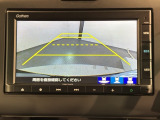 リバースギアに入れるだけで後方の表示へ切り替わります。夜間や雨の日の駐車も楽になりますよ。