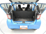【使い勝手の良い荷室】日常の手荷物などもサッと積み込めるスペースです。床面が低く重い荷物の積み下ろしもラクに行え毎日の買い出しの負担を軽くしてくれます。